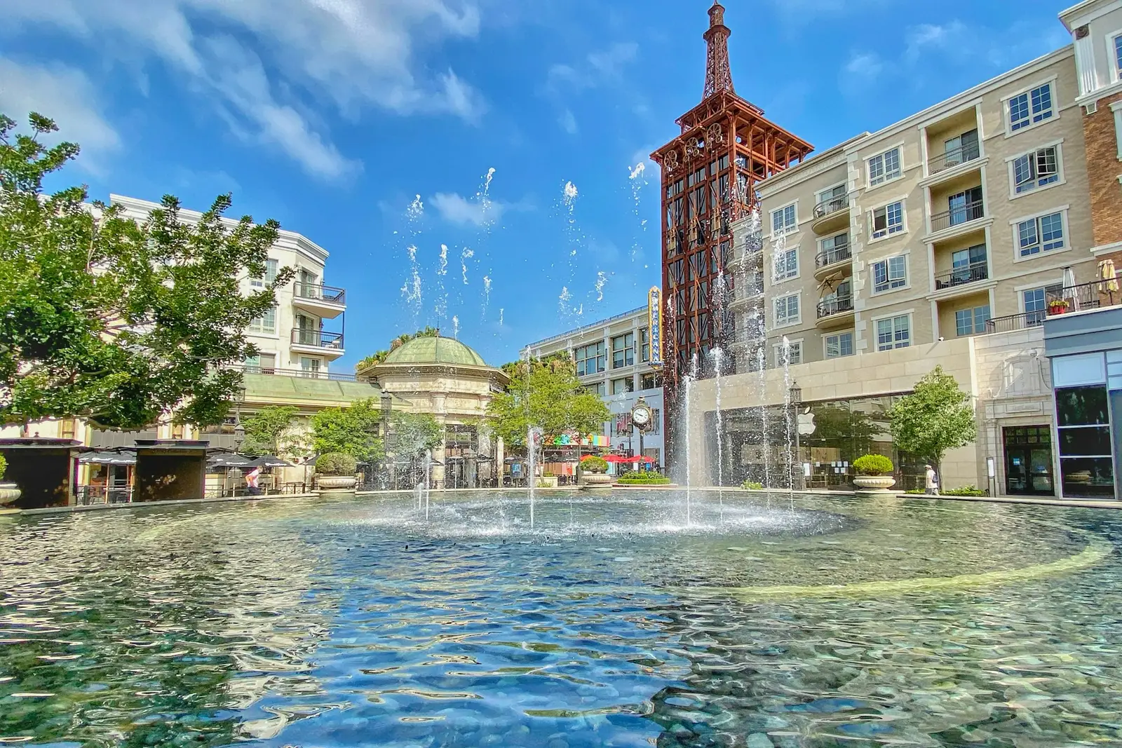 Fountain and shops in downtown Glendale
