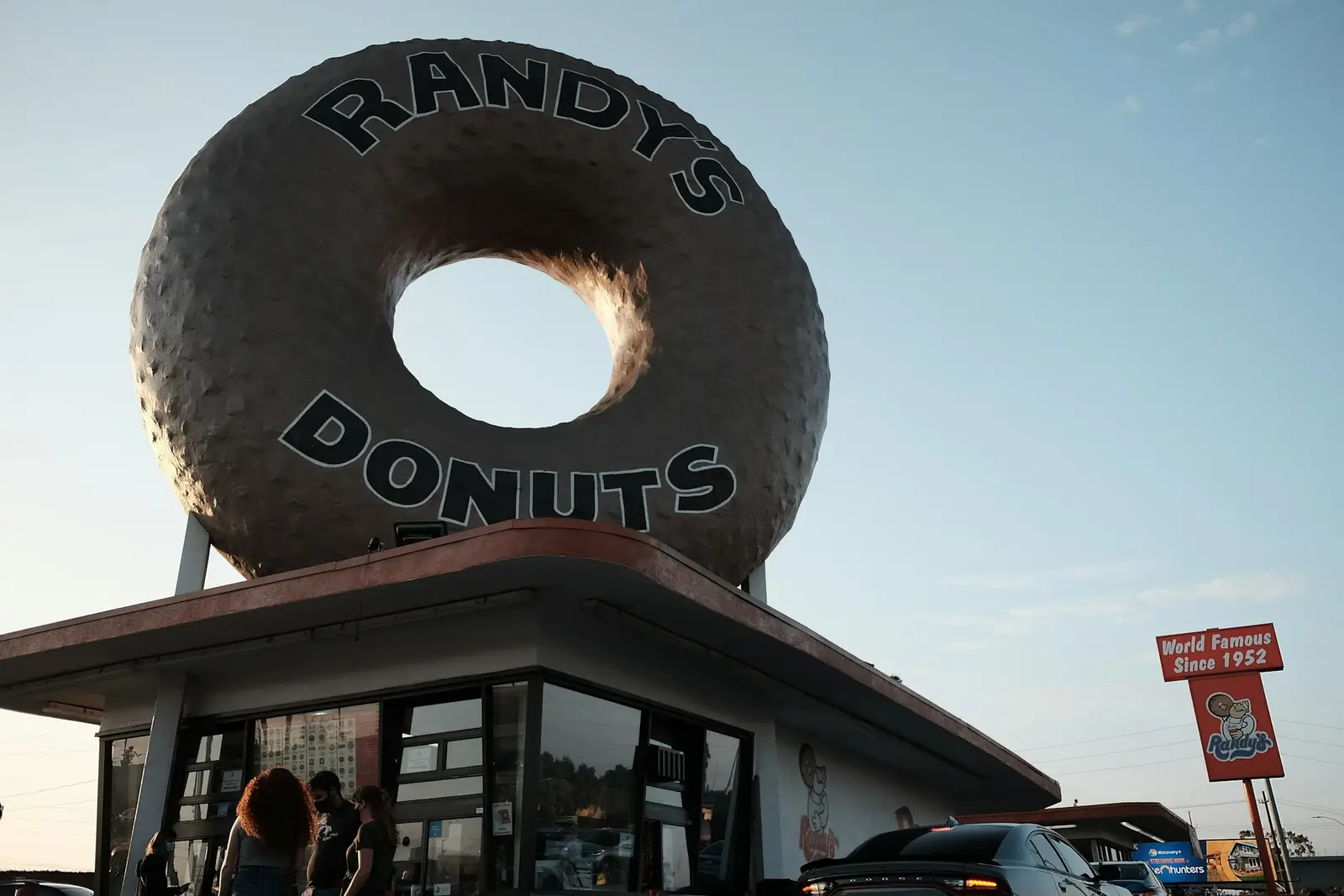 The giant donut sign of Randy's Donuts in Inglewood, California